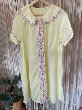 1960s vintage Light yellow snap front house dress with floral embroidery trim